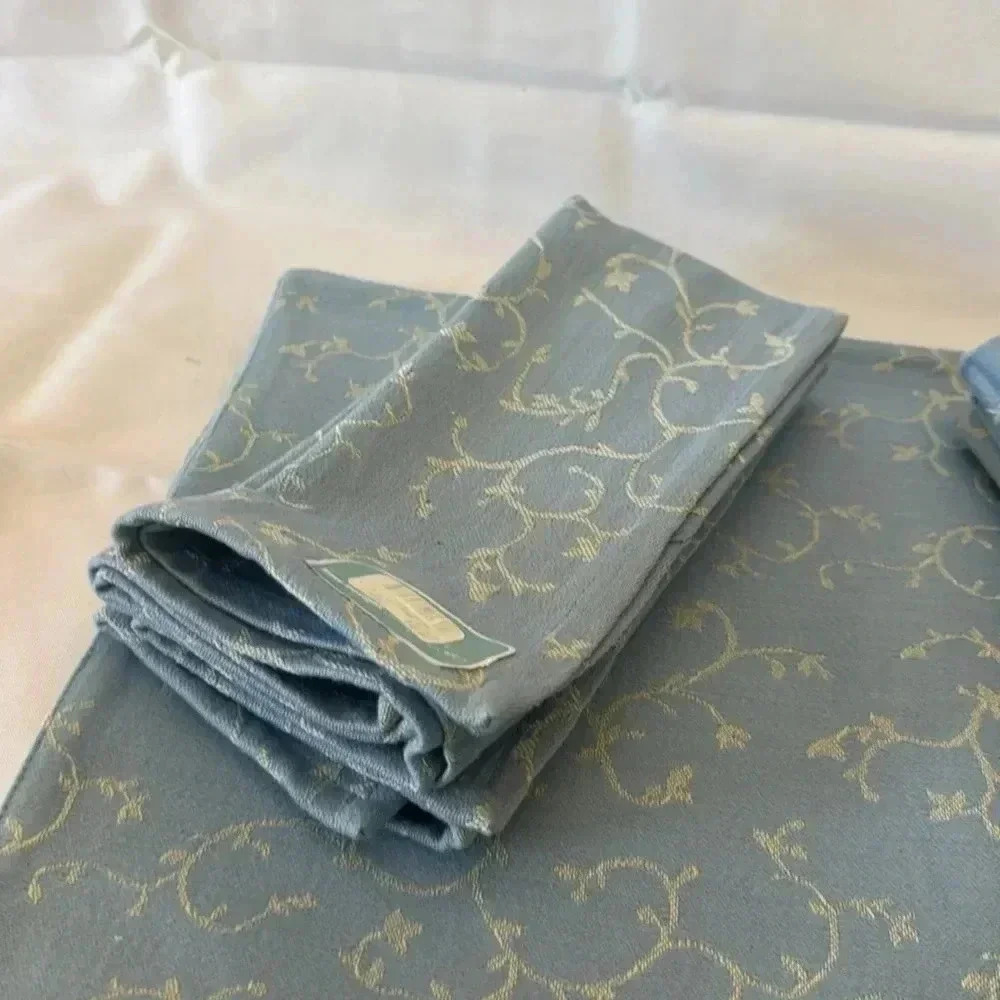 NWT Set of 8 Danica ‘Vine Damask’ Placemats and Napkins in Cool Blue - Picture 4 of 7
